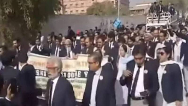 کراچی وکلا کا وزیراعلیٰ ہاؤس کی جانب احتجاجی ریلی، پولیس سے تصادم