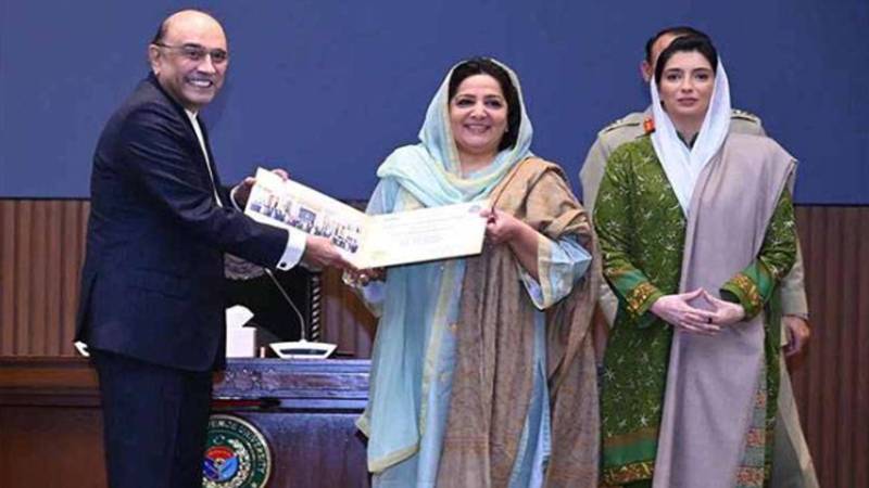 صدرِ مملکت آصف زرداری کا نیشنل ڈیفنس یونیورسٹی اسلام آباد کا دورہ، شرکا میں اسناد کی تقسیم