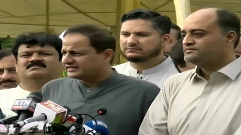 بچہ مین ہول میں گر کر لاپتا؛ ٹاؤن چیئرمین جماعت اسلامی کا ہے، کچھ کہوں تو لوگ ناراض ہونگے، میئر کراچی