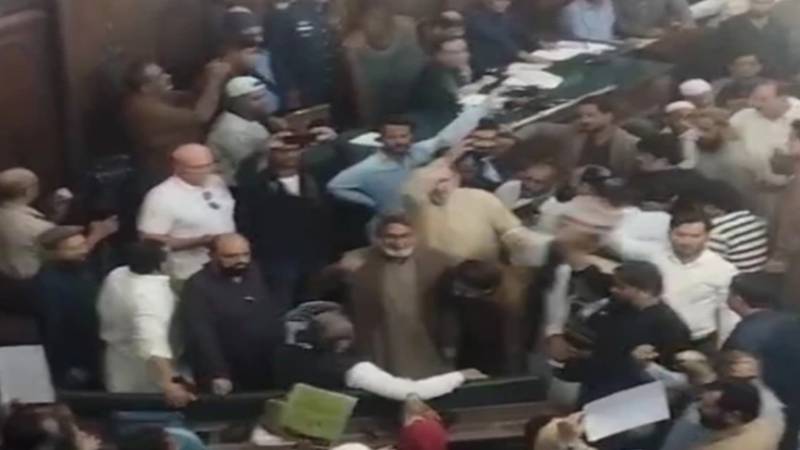 گلشن اقبال سانحہ پر اپوزیشن کا سٹی کونسل میں زبردست احتجاج، میئر کراچی سے مستعفی ہونے کا مطالبہ