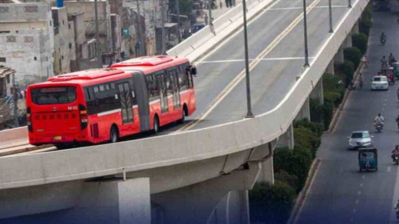 آزادی چوک کے قریب میٹرو بس کا حادثہ، سروس معطل