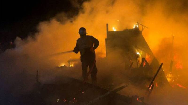 غزہ میں جنگ بندی کے باوجود اسرائیلی حملے جاری، خان یونس میں میزائل حملے سے خیمہ بستی میں آگ، 5 فلسطینی شہید