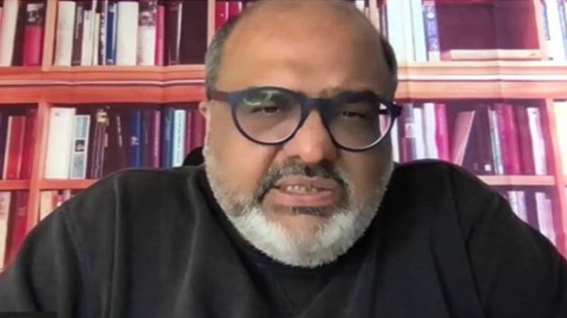 پی ٹی آئی رہنما مرزا شہزاد اکبر اشتہاری قرار، عدالت نے وارنٹ گرفتاری جاری کر دیے