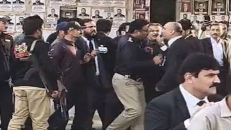 کراچی: ہائی کورٹ کے باہر وکلاء کی پولیس پر تشدد، ملزمان گرفتار