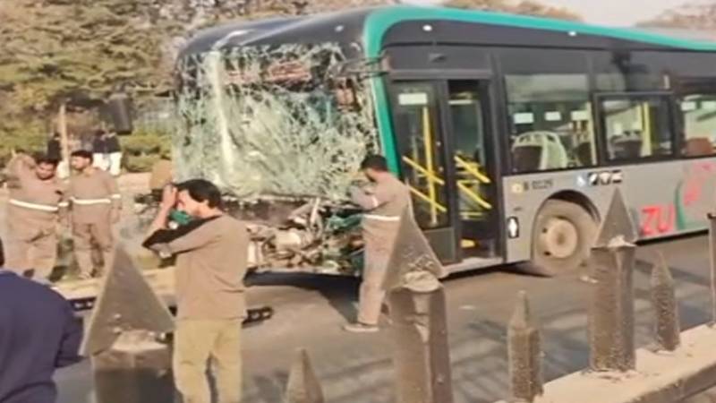پشاور: ڈرائیور کی تھکن کی وجہ سے بی آر ٹی بس حادثے کا شکار، کئی مسافر زخمی