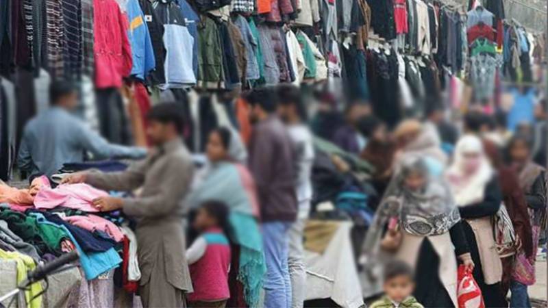 سردی کے بڑھتے ہی لنڈا بازار میں خریداری کے لیے لوگوں کی بھیڑ