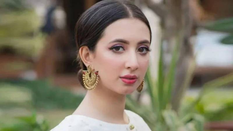 قریبی افراد بھی حسد کی بنا پر غلط مشورے دے سکتے ہیں:کومل عزیز