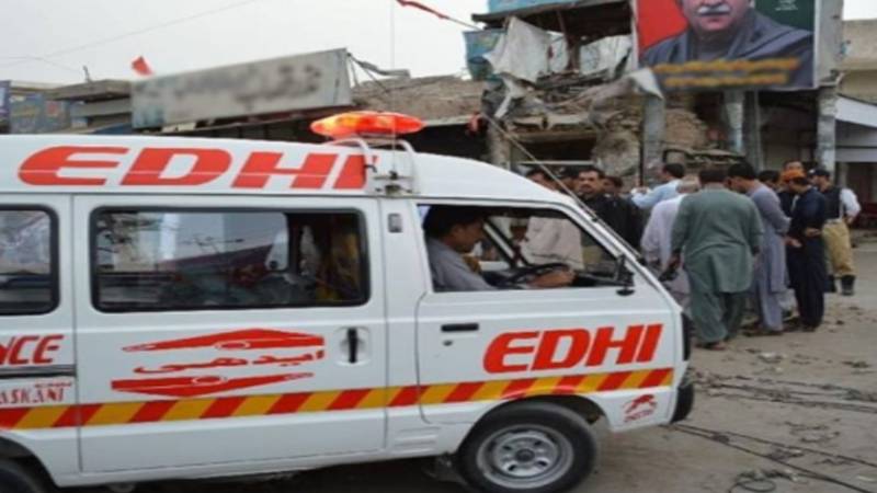کراچی: سپر ہائی وے پر تیز رفتار کار کھڑے ٹرک سے ٹکرائی، 3 افراد جاں بحق