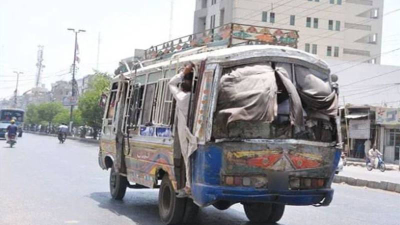 کراچی: بس کے بریک فیل ہونے پر خاتون مسافر چلتی بس سے جاں بحق