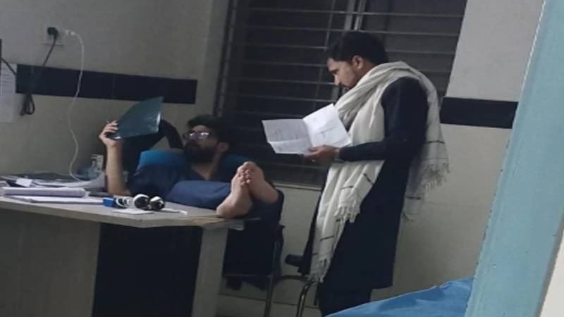بینظیر بھٹو جنرل اسپتال مری روڈ: ڈاکٹر کے غیر پیشہ ورانہ رویے کی تصویر سوشل میڈیا پر وائرل