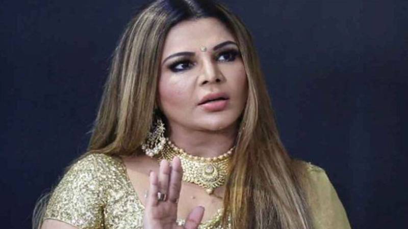 شرم نہیں آتی؟ راکھی ساونت کی مسلمان خاتون کا نقاب کھینچنے پر وزیراعلیٰ پر کڑی تنقید