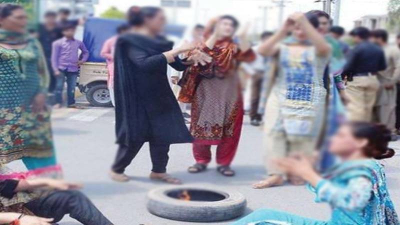 فیصل آباد میں محمدی کالونی کا خواجہ سراؤں کا واحد اسکول بند، اساتذہ و طلباء نے احتجاج کیا