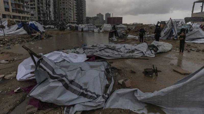 غزہ: شدید سردی اور طوفانی ہواؤں نے بے گھر فلسطینیوں کی مشکلات بڑھا دیں