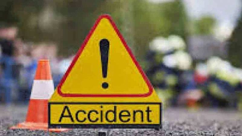 بتی چوک: تیز رفتار ٹریکٹر ٹرالی موٹرسائیکل کو بچاتے ہوئے دکان میں جا گھسی