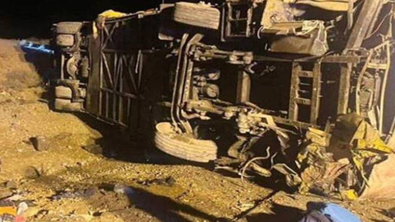 ایران میں مسافر بس ہائی وے پر الٹ گئی، 13 افراد جان بحق