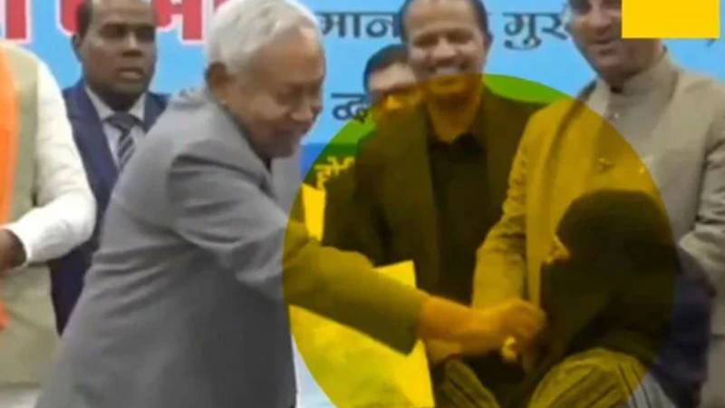 خاتون ڈاکٹر کا نقاب کھینچنے پر بھارتی وزیراعلیٰ کے خلاف مقدمہ درج