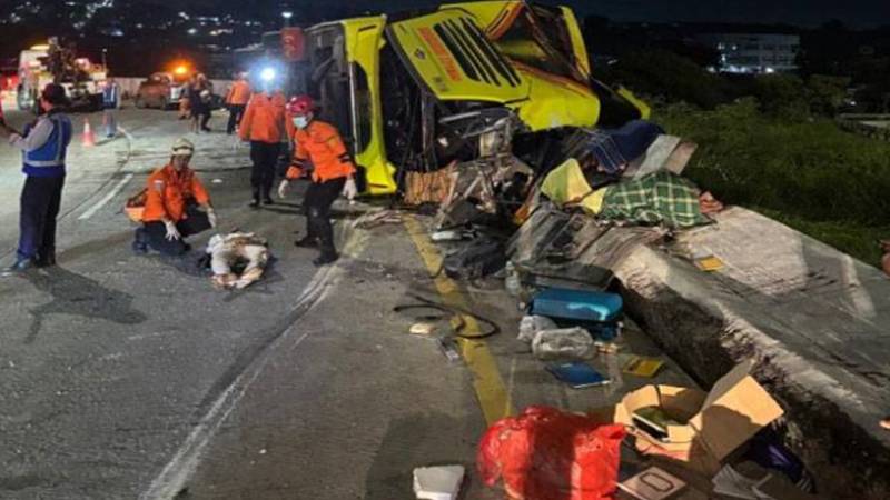 انڈونیشیا میں مسافر بس حادثہ، 16 افراد جاں بحق، متعدد زخمی