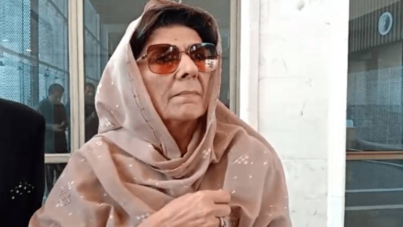 مذاکرات کی بات کرنے والے پی ٹی آئی سے باہر سمجھے جائیں گے:علیمہ خان بول پڑیں
