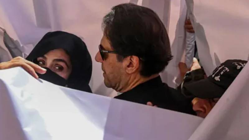 سیشن کورٹ اسلام آباد نے بانی پی ٹی آئی اور بشریٰ بی بی کو 27 جنوری تک گرفتار نہ کرنے کا حکم دے دیا