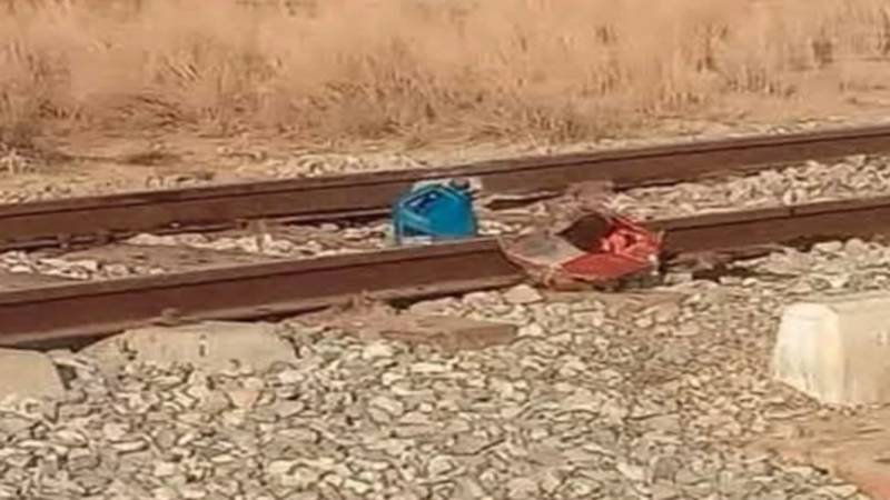 نصیر آباد: ریلوے ٹریک پر دھماکے سے 3 فٹ حصہ تباہ، جعفر ایکسپریس روک دی گئی