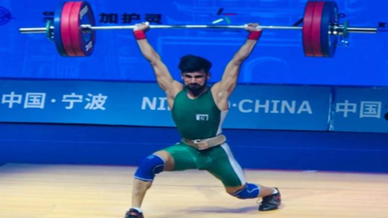 اولمپیئن ویٹ لیفٹر طلحہ طالب گیراج میں ٹریننگ کرنے پر مجبور