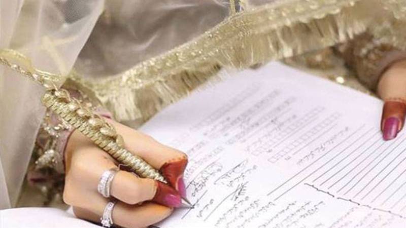 طلاق دینےیالینےکیلئےمیاں بیوی کی رقم کی ادائیگی کی شرط نکاح نامے پر لکھی جاسکتی یانہیں؟