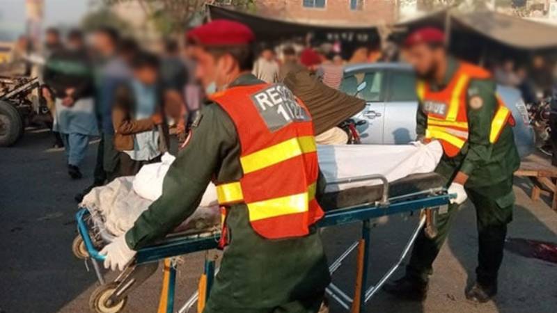 فیصل آباد: کینال روڈ پر کار اور ایمبولینس کے تصادم میں 2 ہلاک، 7 زخمی
