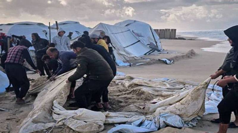 غزہ میں شدید بارش اور سرد طوفانی ہوائیں، شیر خوار بچوں کی زندگیاں داؤ پر