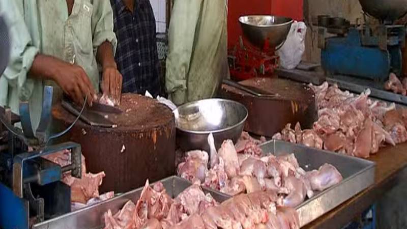 برائلر مرغی کا گوشت غریب کے بس سے باہر، قیمتیں بلند برقرار