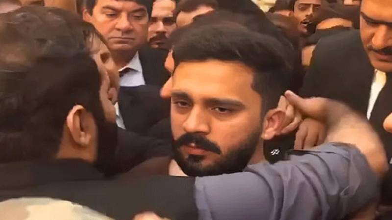 کراچی: یوٹیوبر رجب بٹ پر وکلاء کے مبینہ تشدد کے بعد مقدمہ درج