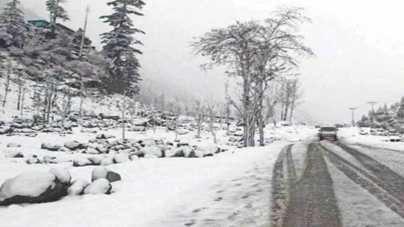 پشاور: خیبر پختونخوا کے دیر بالا و دیر لوئر میں بارش اور پہاڑوں پر برفباری، شہری و سیاح خوشی میں مبتلا