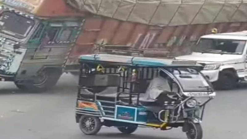 اتر پردیش کے رام پور میں نیشنل ہائی وے پر خوفناک حادثہ، ٹرک نے بولیرو کو کچل دیا