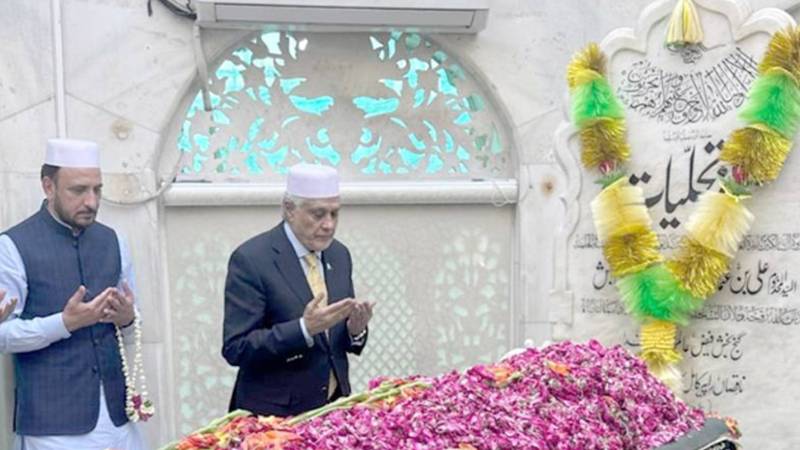 ڈپٹی وزیراعظم اسحاق ڈار نے داتا دربار پر حاضری دے کر فاتحہ خوانی کی