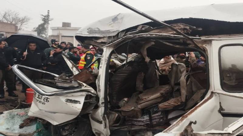 قلی فقیر کے قریب بس اور ویگن میں تصادم، 9 افراد جاں بحق