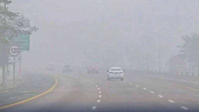 دھند میں کمی کے بعد سینٹرل ریجن کی موٹرویز اور شاہراہیں ٹریفک کے لیے کھول دی گئیں