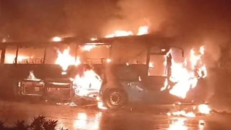 قومی شاہراہ پر پتوکی کے قریب مسافر بس میں آگ، تمام 45 مسافر محفوظ