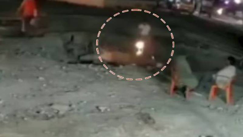 اورنگی ٹاؤن میں موٹرسائیکل سوار گڑھے میں گر گیا، حفاظتی انتظامات پر سوالات