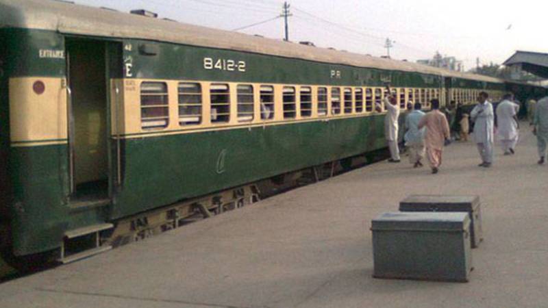 شدید دھند کے باعث ریلوے آپریشن متاثر، لاہور سے کراچی روانہ ٹرینوں میں تاخیر