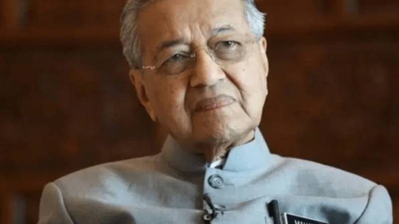 ملائیشیا کے سابق وزیراعظم مہاتیر محمد گرنے کے بعد ہسپتال منتقل