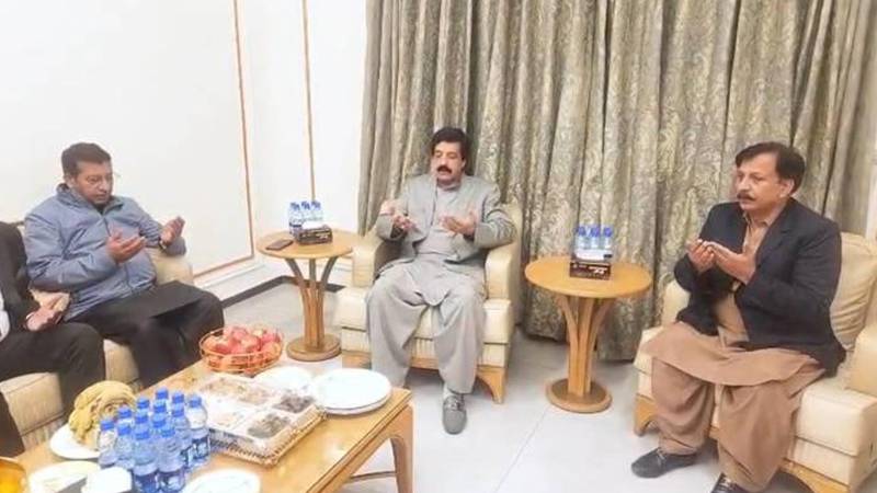 گورنرپنجاب کیپٹن اصمد شہیدگلفام کی رہائش گاہ پہنچ گئے چیئرمین پبلک نیوز میاں محمد مشتاق اور میاں لطیف سے اظہار تعزیت