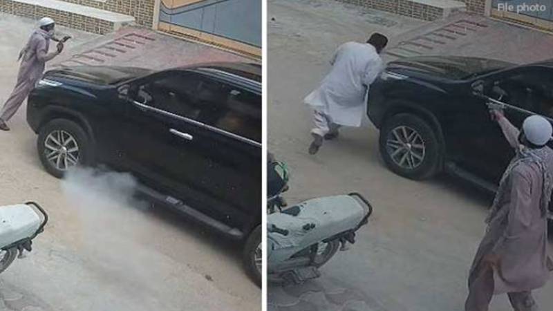 ایم اے جناح روڈ پر واردات کے بعد فرار ہونے والا ڈاکو شہری کی فائرنگ سے ہلاک، سی سی ٹی وی فوٹیج منظرِ عام پر