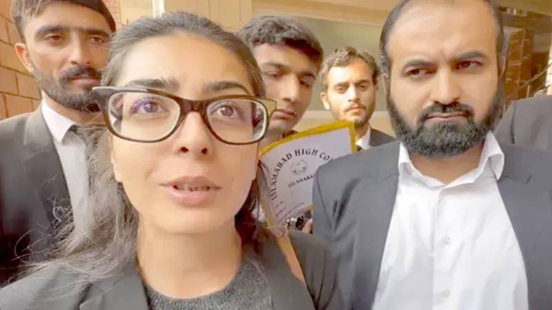 متنازعہ ٹویٹس کیس میں عدالت نے ایمان مزاری اور ہادی علی چٹھہ کی ضمانت منسوخ کر دی