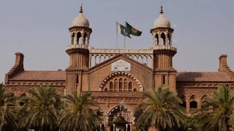بشری بی بی کی بیٹی نے لاہور ہائیکورٹ سے والدہ سے ملاقات کی اجازت طلب کر لی