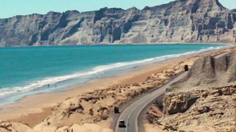 مکران کوسٹل ہائی وے پر مسافر بس الٹنے سے 9 افراد جاں بحق، 15 زخمی