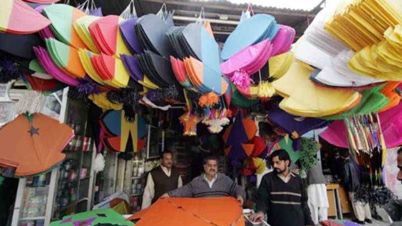 لاہور: بسنت کی تیاریاں جاری، پتنگ اور ڈور کے سرکاری نرخ مقرر نہ کرنے کا فیصلہ