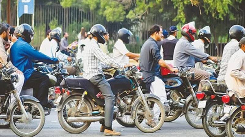 لاہور میں بسنت سے قبل موٹر سائیکلوں پر مفت سیفٹی راڈز کی تقسیم شروع