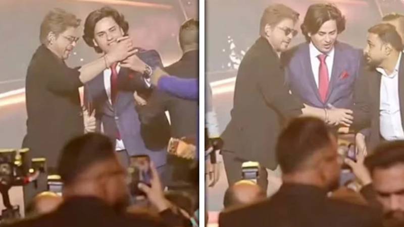 شاہ رخ خان نے اسٹیج پر سیلفی لینے کی کوشش کرنے والے مداح سے فون چھین لیا، ویڈیو وائرل