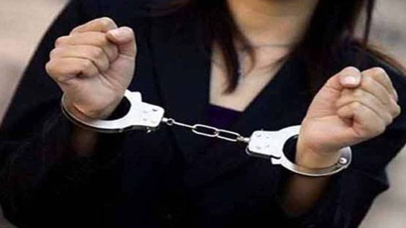 لاہور: پبلک ٹرانسپورٹ میں شہری لوٹنے والی جیب تراش خاتون ڈولفن پولیس نے گرفتار