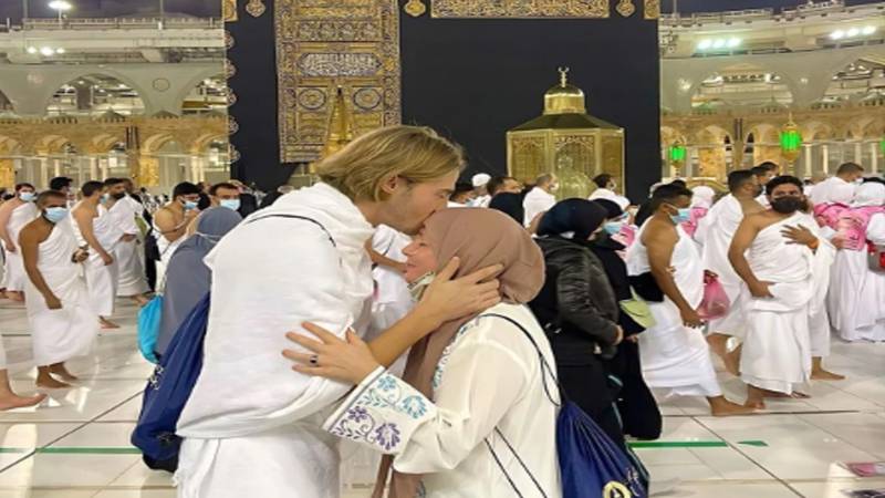  فرانسیسی اداکار کا اسلام قبول کرنے کے بعد والدہ کے ہمراہ عمرہ
