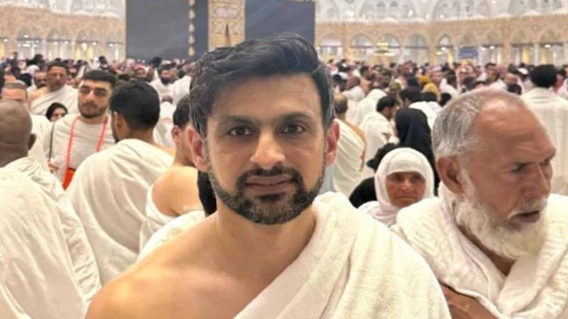 رمضان سے قبل شعیب ملک کی عمرہ ادائیگی، تصاویر سوشل میڈیا پر شیئر